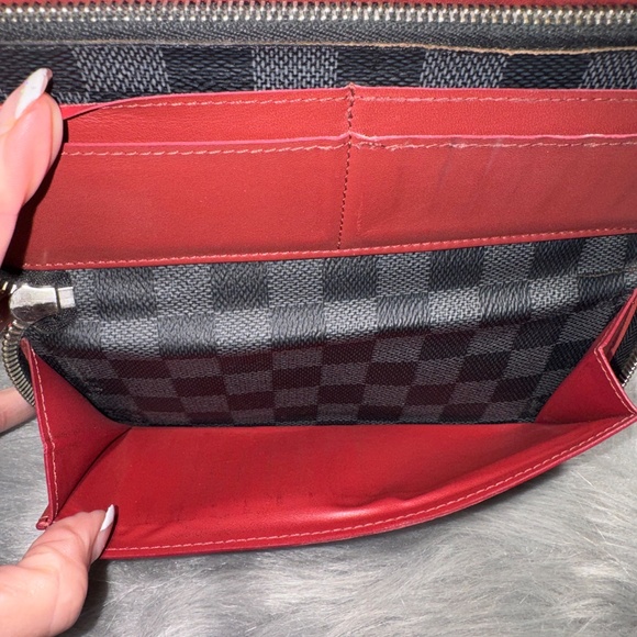 Louis Vuitton Damier Graphite Wallet with Classic Checkerboard Design - Picture 11 of 11